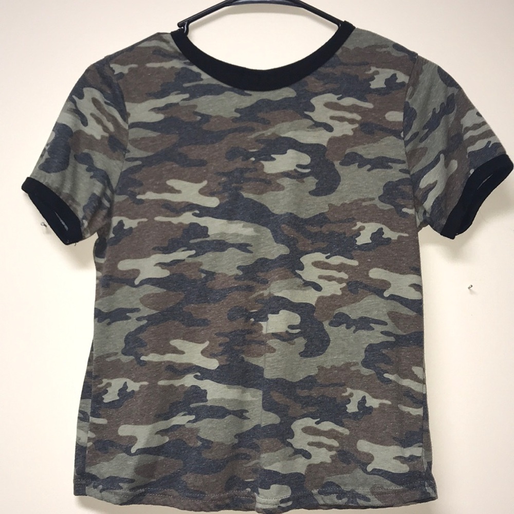 camo t-shirt (crop top to)